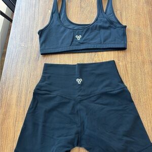 Aritzia Golden Butter Set both Size S— basically new!! Tried on once